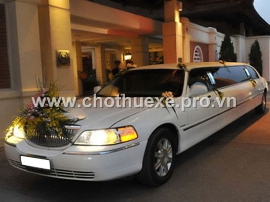 Cho thuê xe cưới màu trắng LINCOLN LIMOSIN KRYSTAL
